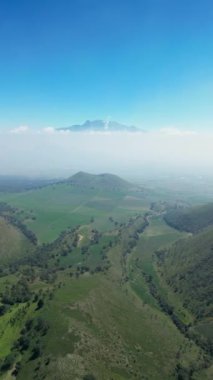 Iztaccihuatl ve Popocatepetl volkanlarının dikey hava videosu. Seyahat ve doğa kavramı.