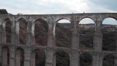 Tepotzotlan, Meksika 'daki yerleşim yerlerinin hava görüntüsü. Doğa ve sömürge mimarisi kavramı
