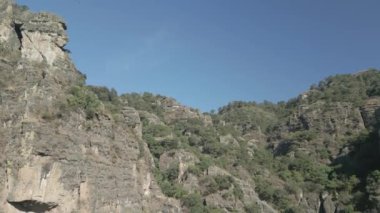 Morelos, Meksika 'daki Amatln ve Tepoztln dağlarının havadan görünüşü. İnsansız hava aracı ile yatay video. Seyahat ve tatil kavramı