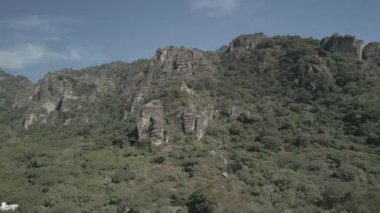 Morelos, Meksika 'daki Amatln ve Tepoztln dağlarının havadan görünüşü. İnsansız hava aracı ile yatay video. Seyahat ve tatil kavramı