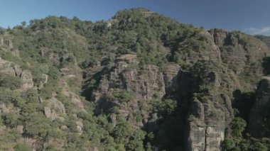Morelos, Meksika 'daki Amatln ve Tepoztln dağlarının havadan görünüşü. İnsansız hava aracı ile yatay video. Seyahat ve tatil kavramı