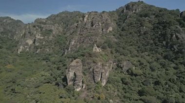Morelos, Meksika 'daki Amatln ve Tepoztln dağlarının havadan görünüşü. İnsansız hava aracı ile yatay video. Seyahat ve tatil kavramı