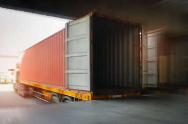 Contaner karavan kamyonları rıhtım deposuna parketmiş. Kargo konteynırı nakliye kamyonları. Dağıtım Deposu. Yük Kamyonları Kargo Taşımacılığı. Depo Lojistiği.