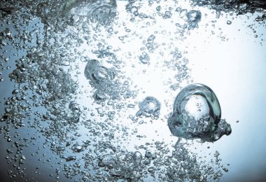 Baloncuklar suyun altında yüzer. Taze Su Fışkıran