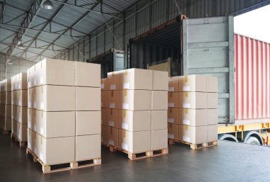 Paletlere Yığılmış Paket Kutuları Kargo Konteynırına Yükleniyor. Teslimat kamyonları. Tedarik Zinciri Nakliye Malzemeleri. Dağıtım Malzemeleri Deposu. Nakliye Aracı Taşımacılık Lojistiği.