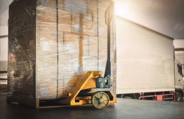 Paketlenmiş Plastik Kutular Paletlere Doldurulmuş Kargo Kamyonlarına Yükleniyor. Nakliye kamyonları. Tedarik zinciri nakliye kutuları. Dağıtım Malzemeleri Deposu. Nakliye Aracı Taşımacılık Lojistiği.