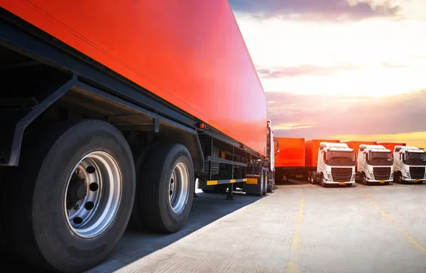 Semi Trailertrucks Parking Met Zonsondergang Sky Scheepvaartcontainer Vrachtwagen Vrachtwagenbanden Bezorging — Stockfoto