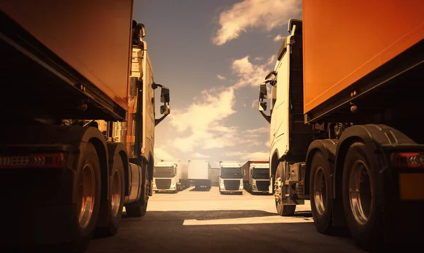 Semi Trailertrucks Parking Sky Scheepvaartcontainer Diesel Trucks Vrachtwagen Vrachtwagenbanden Bezorging — Stockfoto