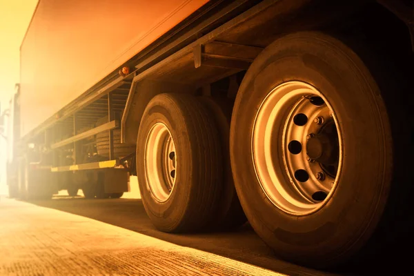 Banden Voor Opleggers Van Vrachtwagens Vrachtwagen Scheepvaartcontainer Truck Vrachtwagens Logistiek — Stockfoto