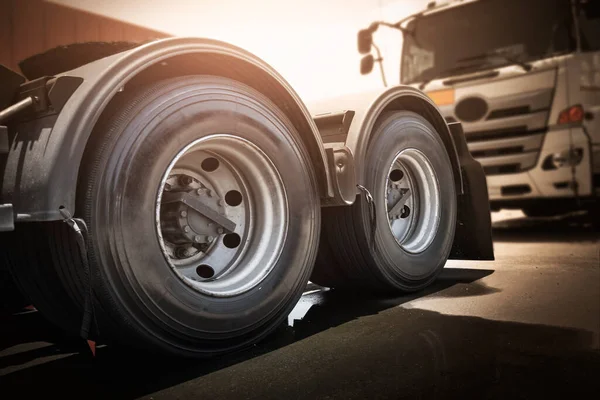 Grote Semi Aanhanger Truck Wielen Banden Rubber Wielbanden Vrachtwagens Transport — Stockfoto