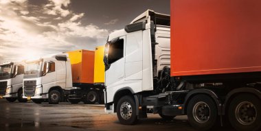 Semi TrailerTrucks Sunset ile Park Etti. Nakliye konteynırı Diesel Trucks. Kamyonculuk. Teslimat Transit. Kamyon Traktörü. Endüstriyel Yük Kamyonları Lojistik Taşımacılık.