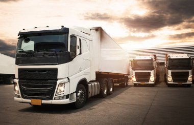 Semi TrailerTrucks Sunset ile Park Etti. Nakliye konteynırı Diesel Trucks. Kamyonculuk. Nakliye kamyonu, kargo sevkiyatı. Kamyon Traktörü. Endüstriyel Taşımacılık Lojistik Taşımacılığı.