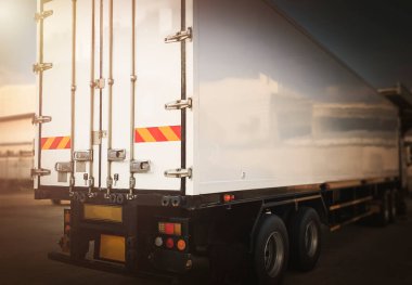 Kargo konteynerleri. Park yerindeki yarı karavan kamyonları. Nakliye kamyonu. Teslimat Transit. Endüstriyel Yük Kamyonları Lojistik Taşımacılık.