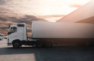 Yarı karavan kamyonları rıhtım deposuna parketmiş. Kargo konteynırı nakliye kamyonları. Dağıtım Deposu. Yük Kamyonları Kargo Taşımacılığı. Depo Lojistiği.