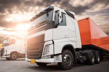 Semi TrailerTrucks Sunset ile Park Etti. Nakliye konteynırı Diesel Trucks. Kamyonculuk. Teslimat Transit. Kamyon Traktörü. Endüstriyel Yük Kamyonları Lojistik Taşımacılık.
