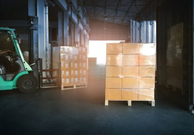 Paketlenmiş Plastik Kutular Paletlere Doldurulmuş Kargo Kamyonlarına Yükleniyor. Nakliye kamyonları. Tedarik zinciri nakliye kutuları. Dağıtım Malzemeleri Deposu. Nakliye Aracı Taşımacılık Lojistiği.