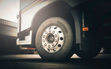 Semi Karavan Tekerlekleri 'nin önünde. Alloy Wheel, Lastikler, Rubber. Yük Kamyonları Taşımacılığı.