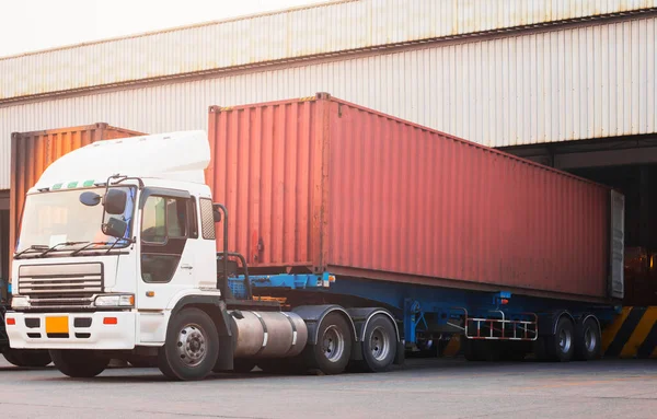 Semi Trailer Trucks Parked Loading Dock Warehouse Přepravní Nákladní Kontejner — Stock fotografie