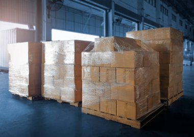 Paketlenmiş Plastik Kutular Paletlere Yığılmış. Depo deposu. Kutular, karton kutular. Tedarik zinciri. Depo Dağıtımı. Kargo Nakliye Deposu Lojistiği.