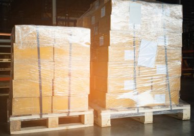 Paketlenmiş Plastik Kutular Paletlere Yığılmış. Depo deposu. Kutular, karton kutular. Tedarik zinciri. Depo Dağıtımı. Kargo Nakliye Deposu Lojistiği.