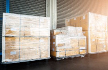 Ambalaj Kutuları Depo 'daki Paletlere Paketlenmiş Plastik. Karton karton kutular. Tedarik zinciri. Depo Dağıtımı. Kargo Nakliyat Deposu Lojistik Malzemeleri.