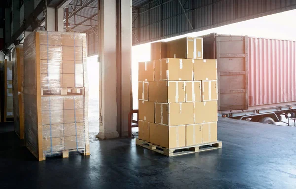 Verpakkingsdozen Gestapeld Pallets Laden Vrachtcontainer Distributie Supplies Pakhuis Vrachtwagens Leveringsketen — Stockfoto