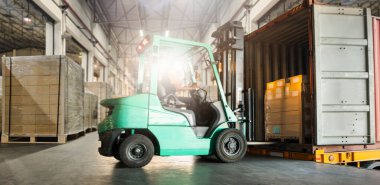 Forklift Traktör Kutuları konteyner kamyonlarına yüklüyor. Forklift Palet Kamyonu, Yükleyici. Teslimat Kargosu Müşterilere Gönderiliyor. Sevkiyat Malzemeleri Deposu. Nakliye Aracı Taşımacılık Lojistiği