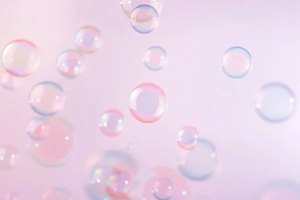 美丽的粉色肥皂泡沫背景 模糊的 庆祝的 浪漫的爱情人节的主题 新鲜肥皂 苏打水 泡沫水 — 图库照片