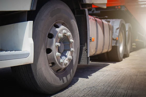 Banden Voor Opleggers Van Vrachtwagens Vrachtwagenbanden Rubber Vrachtwagenvervoer Logistiek — Stockfoto