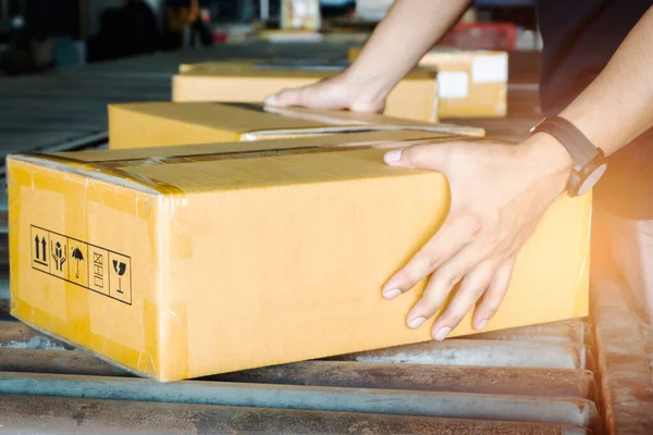 Verpakkingsdozen Sorteren Transportband Kartonnen Dozen Een Magazijn Distributie Pakhuis Levering — Stockfoto