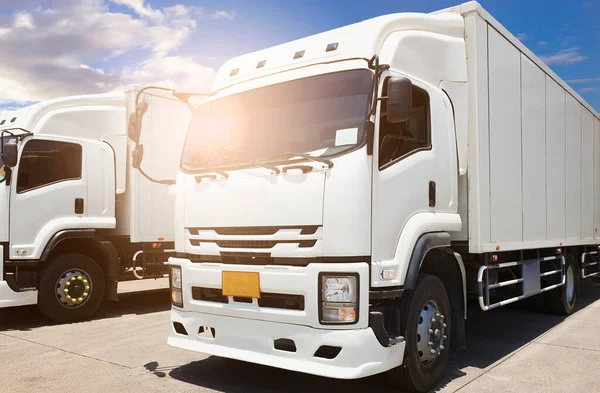 Vrachtwagens Geparkeerd Lot Met Een Blauwe Lucht Vrachtwagens Voor Scheepvaart — Stockfoto