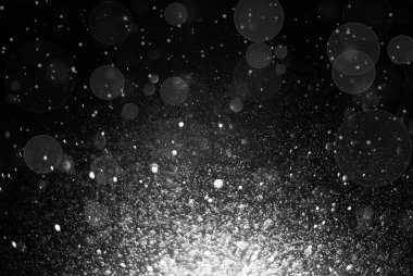 Soyut Güzel Beyaz Bokeh Parıltısı Siyah Arkaplan 'ı aydınlatıyor. Kar yağışı. Odaklanmamış Efekt Duvar Kağıdı, Kutlama Noel Arkaplanı.