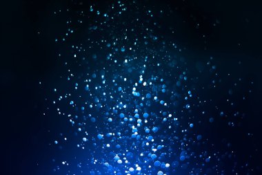 Soyut Güzel Beyaz Bokeh Parıltısı Koyu Mavi Arkaplan. Kar yağışı. Odaklanmamış Efekt Duvar Kağıdı, Kutlama Noel Arkaplanı.