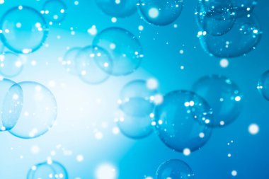 Soyut Güzel Parlak Mavi Sabun Köpükleri Arkaplanı... Tazeleyici sabun köpüğü Suyu.