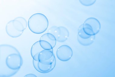 Güzel Şeffaf Mavi Sabun Köpükleri Soyut Arkaplan. Sabun köpüklü su..