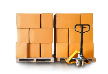 El Paleti Kamyonu ile Paletlere Yığılmış Paket Kutuları. Beyaz Arka plan 'da izole edilmiş. Kutular, karton kutular. Malzemeler. Kargo Nakliyat Deposu Lojistik Malzemeleri.