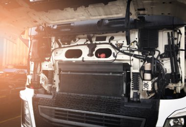 Yarı Kamyon Traktör Ön Motoru. Kamyon Bakım Kontrol ve Onarım