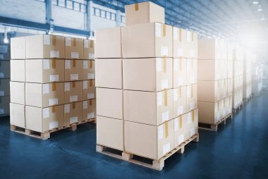 Ambalaj Kutuları Depo 'daki Paletlere Yığıldı. Tedarik zinciri. Depo Dağıtımı. Kargo Nakliyat Deposu Lojistik Malzemeleri.