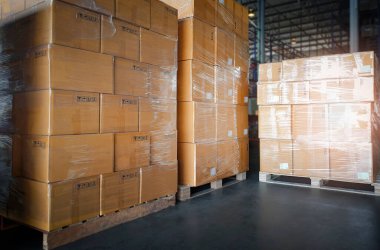 Paketlenmiş Plastik Kutular Paletlere Yığılmış. Depo deposu. Kutular, karton kutular. Tedarik zinciri. Depo Dağıtımı. Kargo Nakliye Deposu Lojistiği.