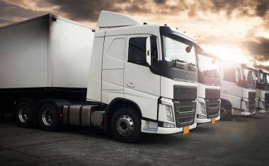 Semi TrailerTrucks Sunset ile Park Etti. Nakliye konteynırı Diesel Trucks. Kamyonculuk. Nakliye kamyonu, kargo sevkiyatı. Kamyon Traktörü. Endüstriyel Taşımacılık Lojistik Taşımacılığı.