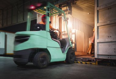 Forklift Traktör Kutuları konteyner kamyonlarına yüklüyor. Forklift Palet Kamyonu, Yükleyici. Teslimat Kargosu Müşterilere Gönderiliyor. Sevkiyat Malzemeleri Deposu. Nakliye Aracı Taşımacılık Lojistiği