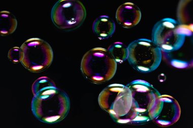 Soyut Güzel Renkli Şeffaf Sabun Kabarcıkları Siyah Arkaplanda. Sabun köpüklü köpüklü su.