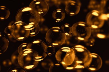 Kara Arkaplanda Soyut Güzel Şeffaf Sabun Kabarcıkları. Sabun köpüklü köpüklü su.