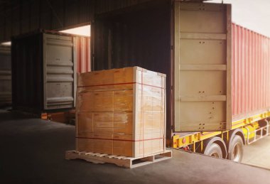 Paketlenmiş Plastik Kutular Paletler Yük Kutusuna Yükleniyor. Dağıtım Malzemeleri Deposu. Nakliye kamyonları. Tedarik zinciri nakliye kutuları. Nakliye Aracı Lojistik Kargo Taşımacılığı