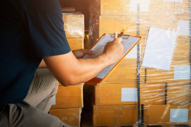 Workers Holding Clipboard is Checking Stock of Packaging Boxes. Cartons, Cardboard Boxes. Warehouse Inventory Management. Supply Chain. Shipment Boxes Shipping Warehouse Logistics.