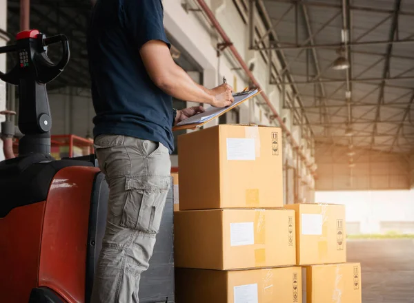 Workers Holding Clipboard Checking Package Boxes Storage Warehouse Inventory Management — ストック写真