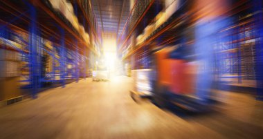 Depoya paket kutularını boşaltan İşçilerin Hızlı Hareketi. Elektrik Forklift Palet Yükleyici. Nakliye malzemeleri. Tedarik Zinciri Nakliye Malzemeleri. Dağıtım Deposu Lojistiği