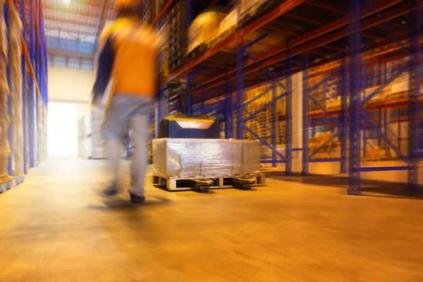Blurred Warehouse Man Worker Storage Warehouse Space 로스앤젤레스 타임스 패키지 — 스톡 사진