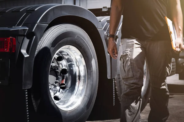 Semi Truck Wielbanden Vrachtwagenchauffeur Controleert Veiligheid Van Vrachtwagen Wielen Legering — Stockfoto