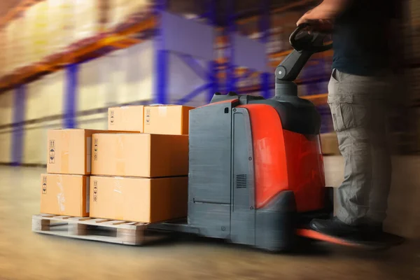 İşçilerin Depo 'daki Paletlere Paket Kutuları Yükleme Hareketi. Elektrik Forklift Palet Yükleyici. Nakliye malzemeleri. Tedarik Zinciri Nakliye Malzemeleri. Dağıtım Deposu Lojistiği
